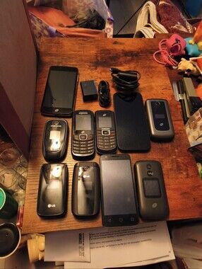 Samsung Black Cell Phone Lot with Chargers